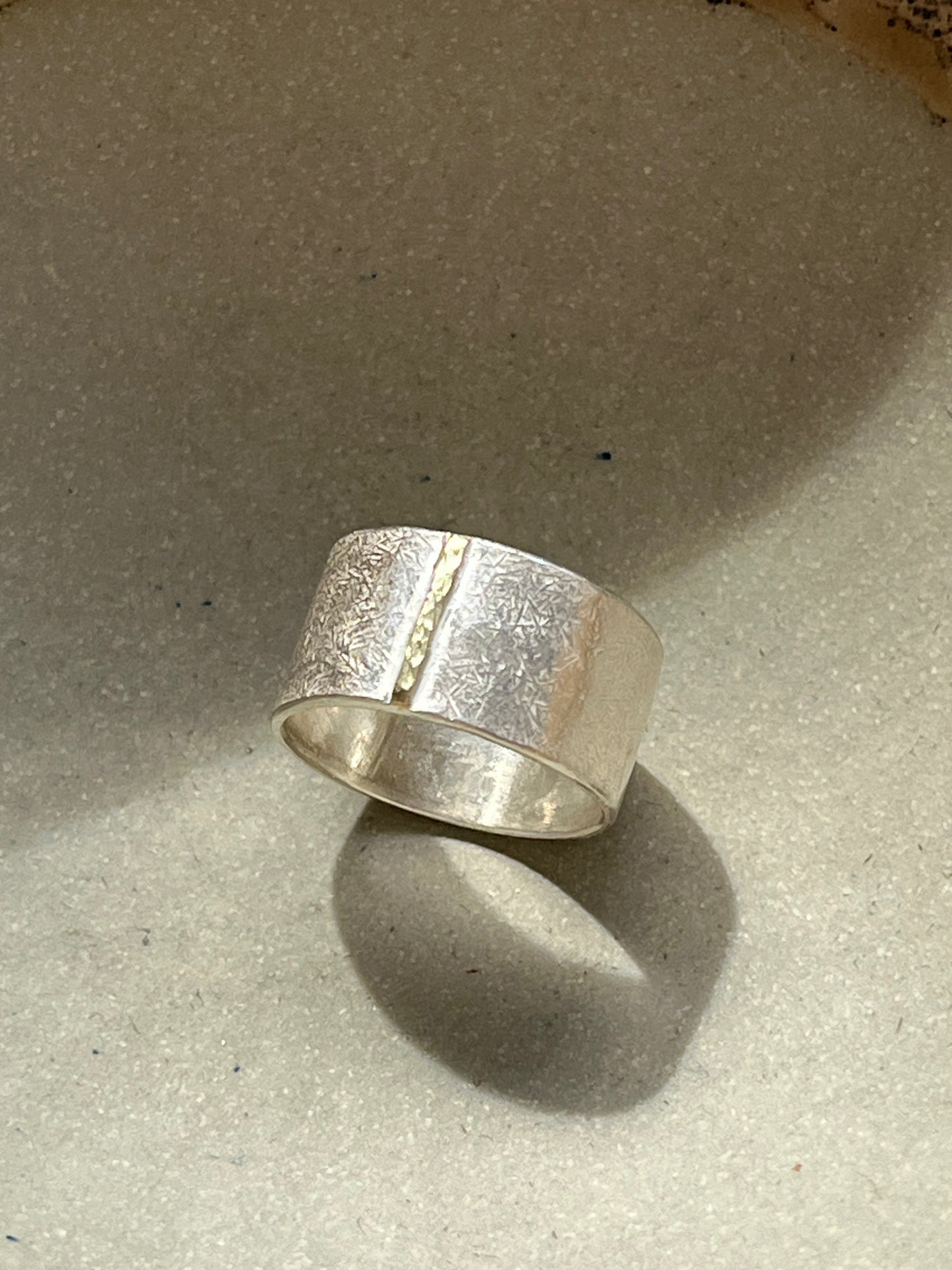 Ring Monolith gold seam